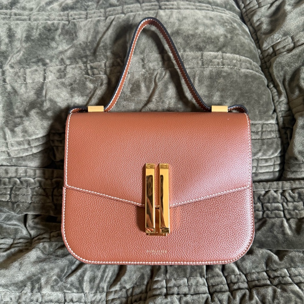 DeMellier | Vancouver in Tan Small Grain Ecru Stitching